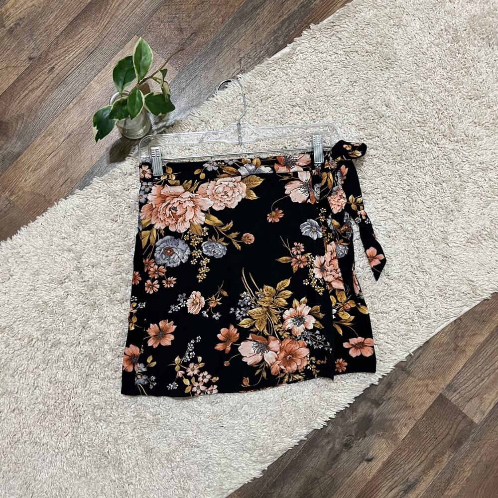 American Eagle Size Small Black Flroal High-Rise Side Tie Wrap Style Mini Skirt